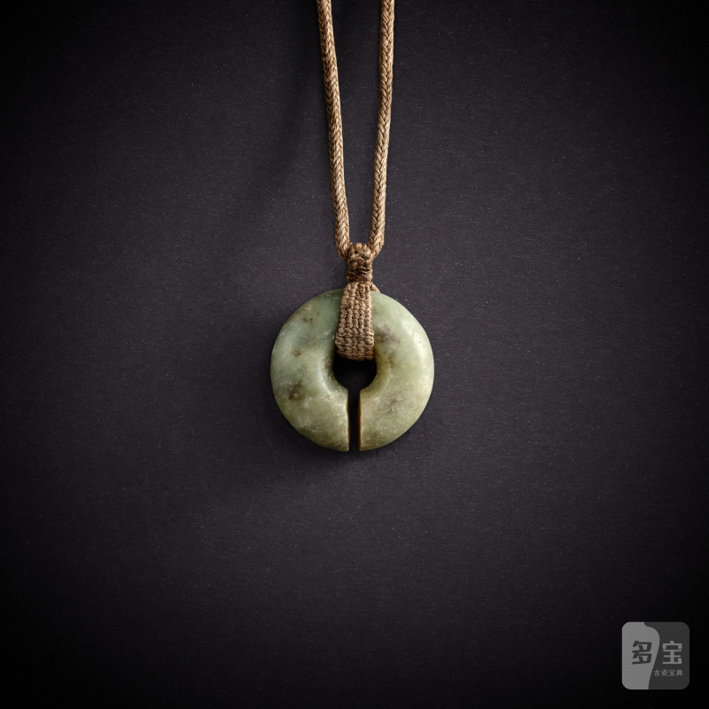 A celadon jade slit ring, jue, Neolithic period | 新石器時代 青玉玦 - 图2